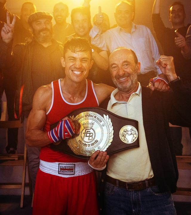 Nando (Álex González) feiert seinen gewonnen Kampf mit seinem Großvater (Manuel Manquiña) und dem gewonnen Gürtel.