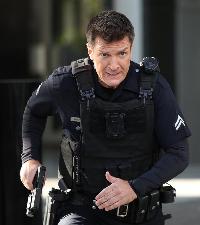 Officer Nolan (Nathan Fillion) rennt bei einem Einsatz um sein Leben. 