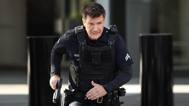 Officer Nolan (Nathan Fillion) rennt bei einem Einsatz um sein Leben. 