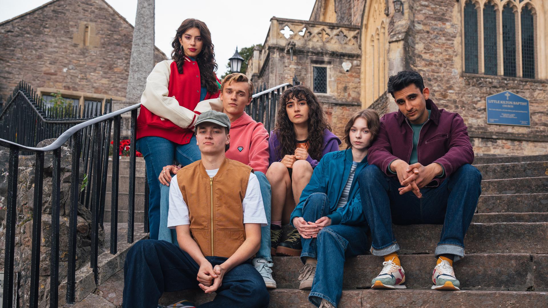 v.l.: Cara Ward (Asha Banks), Connor Reynolds (Jude Morgan-Collie), Lauren (Yali Topol Margalith), Pip Fitz-Amobi (Emma Myers), Ravi Singh (Zain Iqbal), Robin Reynolds (Freddie England)