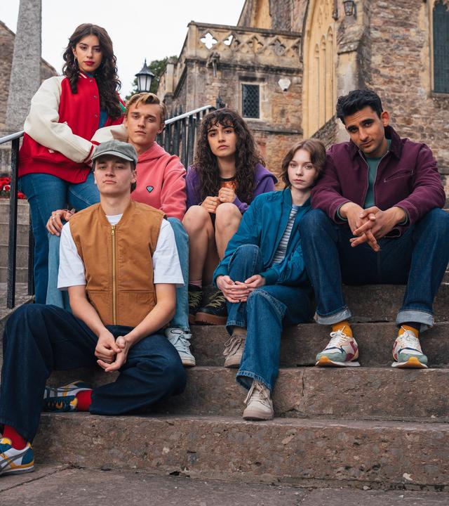 v.l.: Cara Ward (Asha Banks), Connor Reynolds (Jude Morgan-Collie), Lauren (Yali Topol Margalith), Pip Fitz-Amobi (Emma Myers), Ravi Singh (Zain Iqbal), Robin Reynolds (Freddie England)