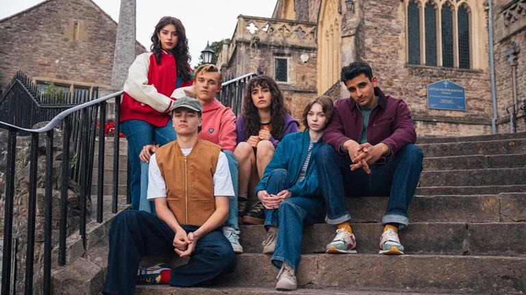 v.l.: Cara Ward (Asha Banks), Connor Reynolds (Jude Morgan-Collie), Lauren (Yali Topol Margalith), Pip Fitz-Amobi (Emma Myers), Ravi Singh (Zain Iqbal), Robin Reynolds (Freddie England)