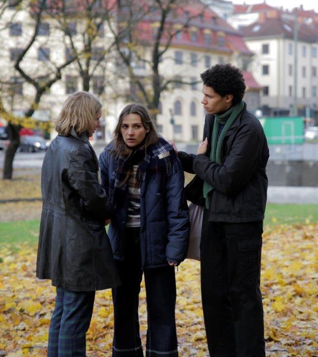 "About Saturday": Klara (Darin Hagi) wird von ihren Freunden gestützt.