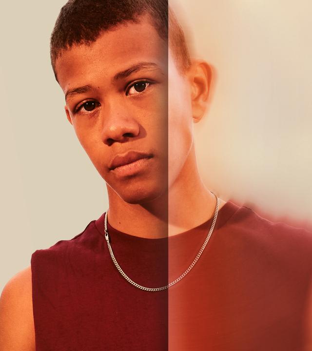 Benjamin schaut traurig in die Kamera. Der Hintergrund ist weiß.