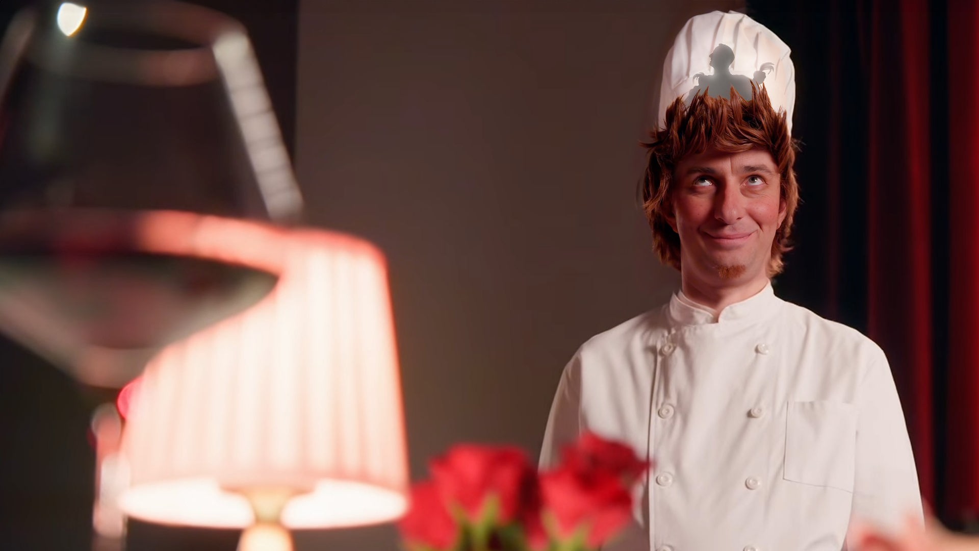 Jan Böhmermann trägt eine weiße Kochmütze, hinter der ein Schatten zu erkennen ist. Die Inszenierung nimmt Bezug auf den Animationsfilm "Ratatouille".
