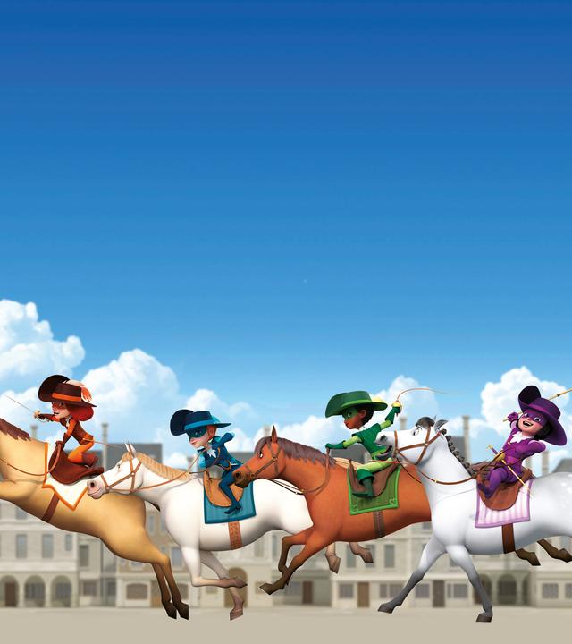 D'Artagnan, Athos, Aramis und Porthos reiten auf ihren Pferden mit viel Tempo, ihre Degen schwenkend, vor einer Häuserreihe entlang. Der Himmel ist tiefblau, Wolken hängen über den Häusern. 