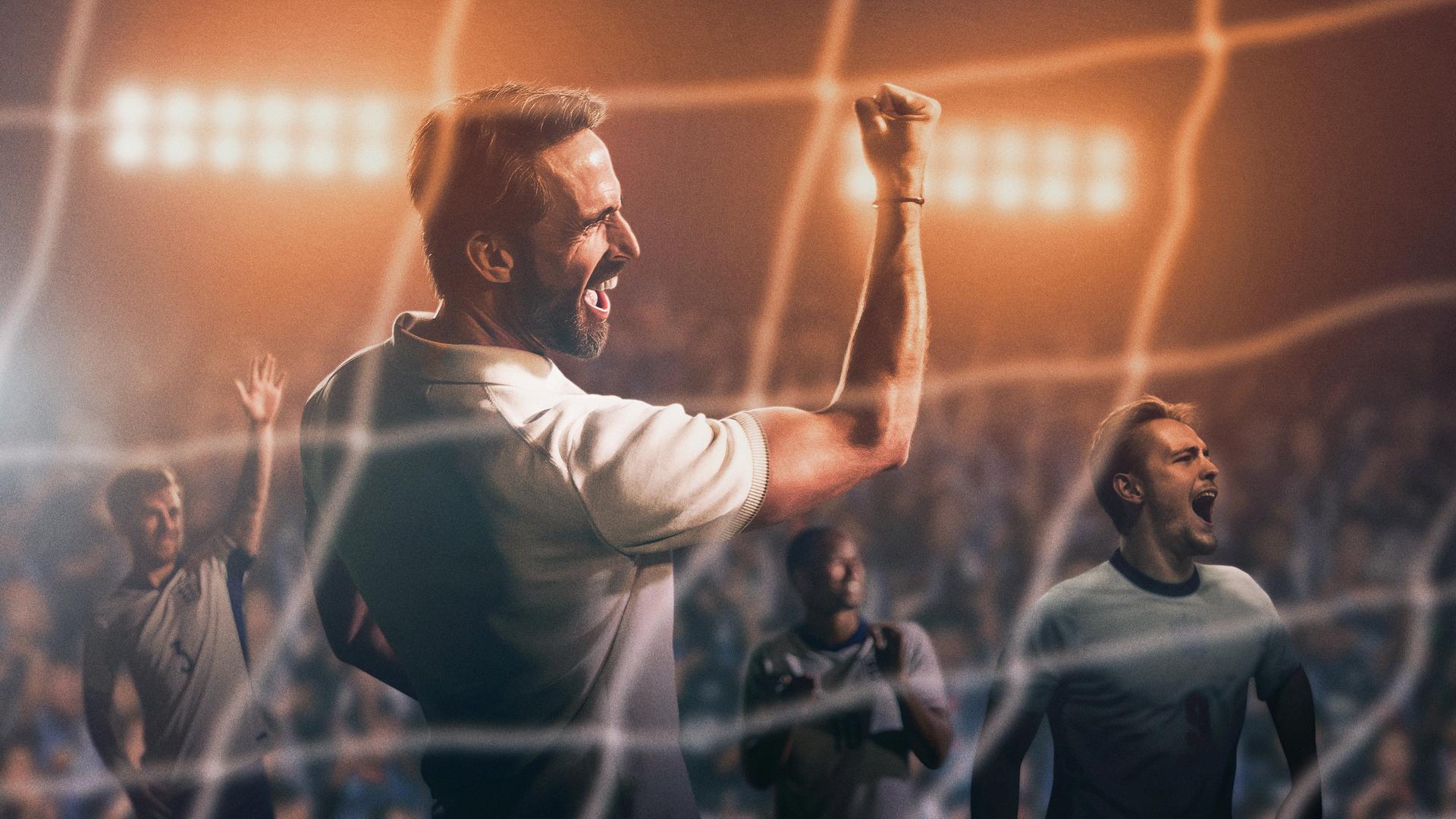 Stilisiertes Bild, im Stadion: Gareth Southgate trägt ein weißes Poloshirt und hat den den rechten, muskulösen Arm mit geballter Faust jubelnd in die Höhe gereckt. Hinter ihm befinden sich einige Spieler, dahinter sitzt Publikum auf den Rängen eines Stadions.