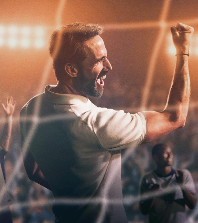 Stilisiertes Bild, im Stadion: Gareth Southgate trägt ein weißes Poloshirt und hat den den rechten, muskulösen Arm mit geballter Faust jubelnd in die Höhe gereckt. Hinter ihm befinden sich einige Spieler, dahinter sitzt Publikum auf den Rängen eines Stadions.
