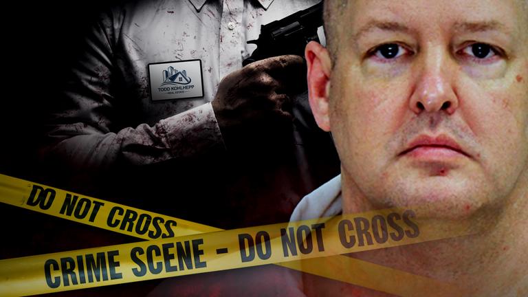 Ein Mann hält einen Revolver vor der Brust, sein Hemd ist Blutverschmiert. Er trägt ein Namensschild von einer Immobilienfirma; im Vordergrund rechts das Bild des Serienkillers Todd Kohlhepp