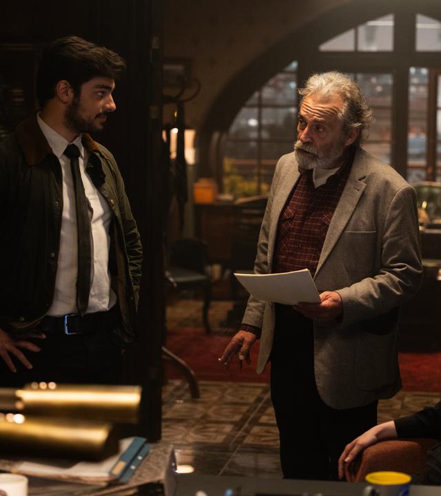 "Inspector Ikmen - Tod in Istanbul: Willkommen in Istanbul (1)": Inspector Ikmen (Haluk Bilginer), Mehmet Suleyman (Ethan Kai), Ayse Farsakoglu (Yasemin Kay Allen) und Tarik Sanver (Erol Afsin) stehen und sitzen in einem von elektrischem Licht beleuchteten Büro des Polizeireviers Istanbul.