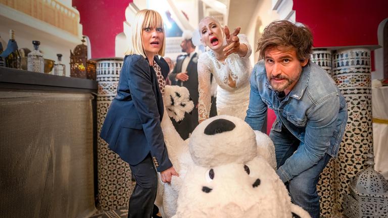 Julianes Hochzeitsfeier läuft vollkommen aus dem Ruder, als Nina und Tom versuchen, die Leiche im Eisbärkostüm aus der Location zu schaffen.