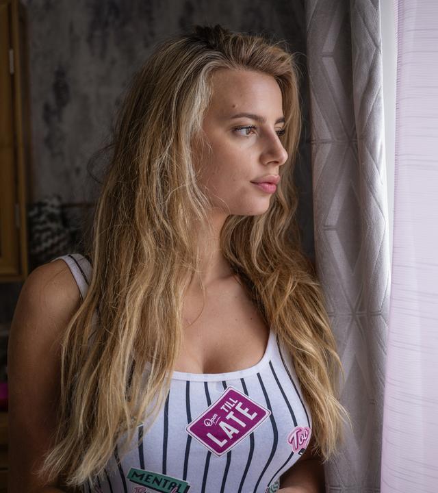 Chloe Ayling (Nadia Parkes) starrt durch ein Fenster in die Ferne.