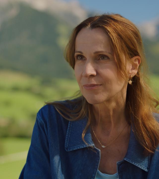 Dr. Johanna Maiwald (Doris Schretzmayer) blickt lächelnd in die Ferne.