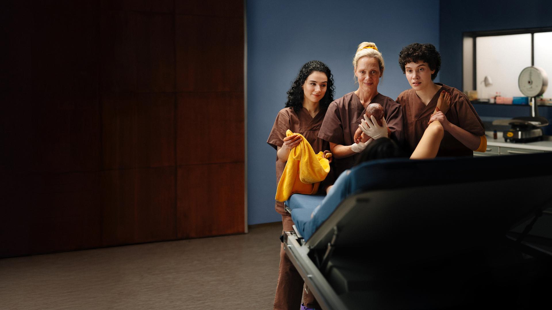 Nalan Arzouni (Mariam Hage), Anna Koch (Anna Schudt), und Greta Malinger (Lydia Amasko).