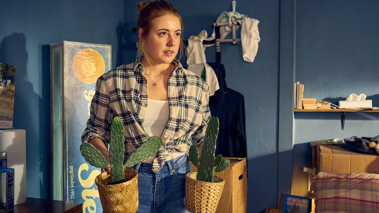 Caro (Meriel Hinsching) versucht dem Umzugs-Chaos Herr zu werden.