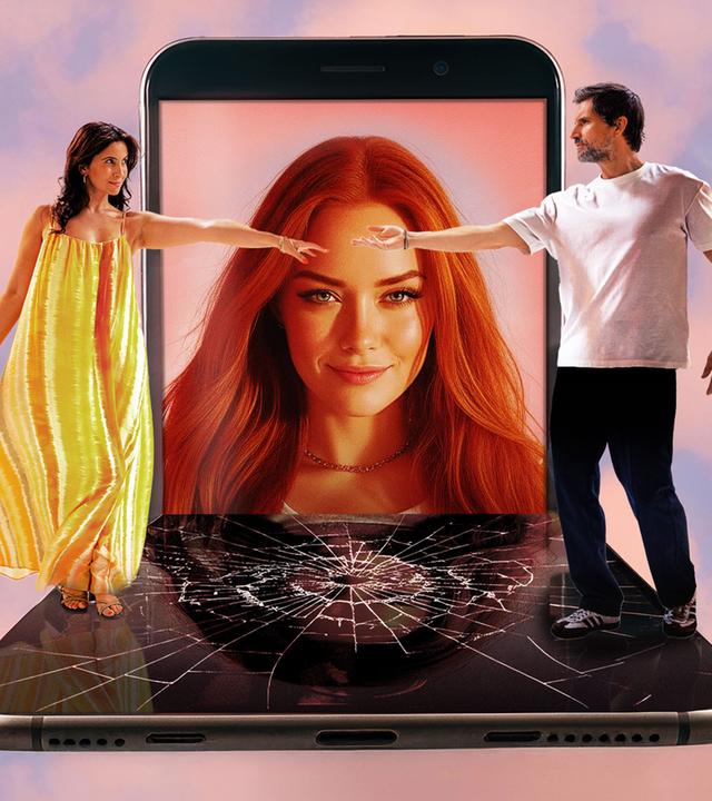 Frank (Tom Beck) und Lisa (Chryssanthi Kavazi) stehen sich mit Abstand auf einem kaputten Display eines Smartphones gegenüber, beide strecken einen Arm zueinander, ohne sich zu berühren. Zwischen ihnen ist das Display eines Smartphones zu sehen, auf dem eine rothaarige Frau selbstsicher lächelt. Im Hintergrund ist ein rosafarbener Wolkenhimmel zu sehen.