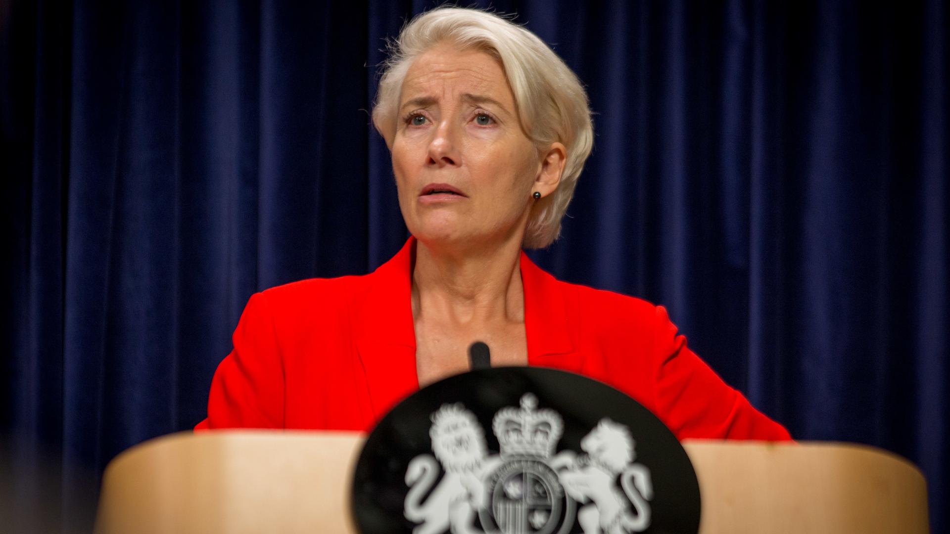 "Years and Years": Vivienne Rook (Emma Thompson) steht hinter einem Podest und schaut verdutzt.