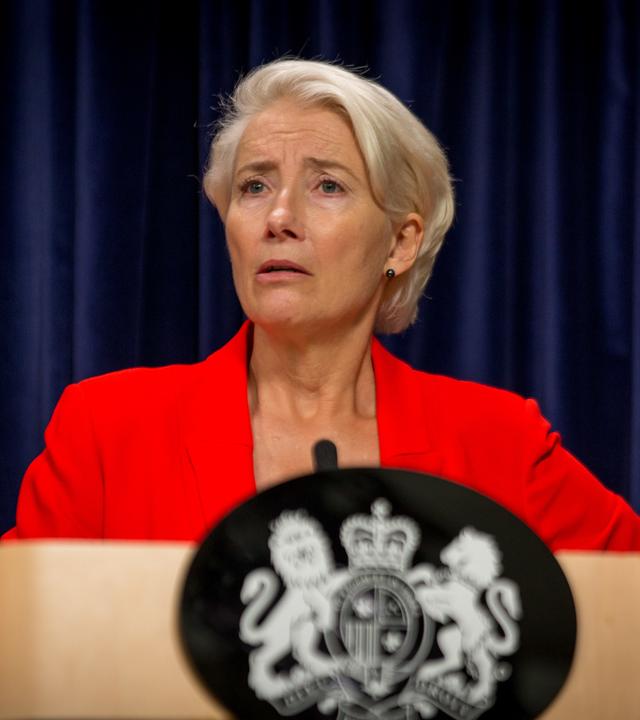 "Years and Years": Vivienne Rook (Emma Thompson) steht hinter einem Podest und schaut verdutzt.