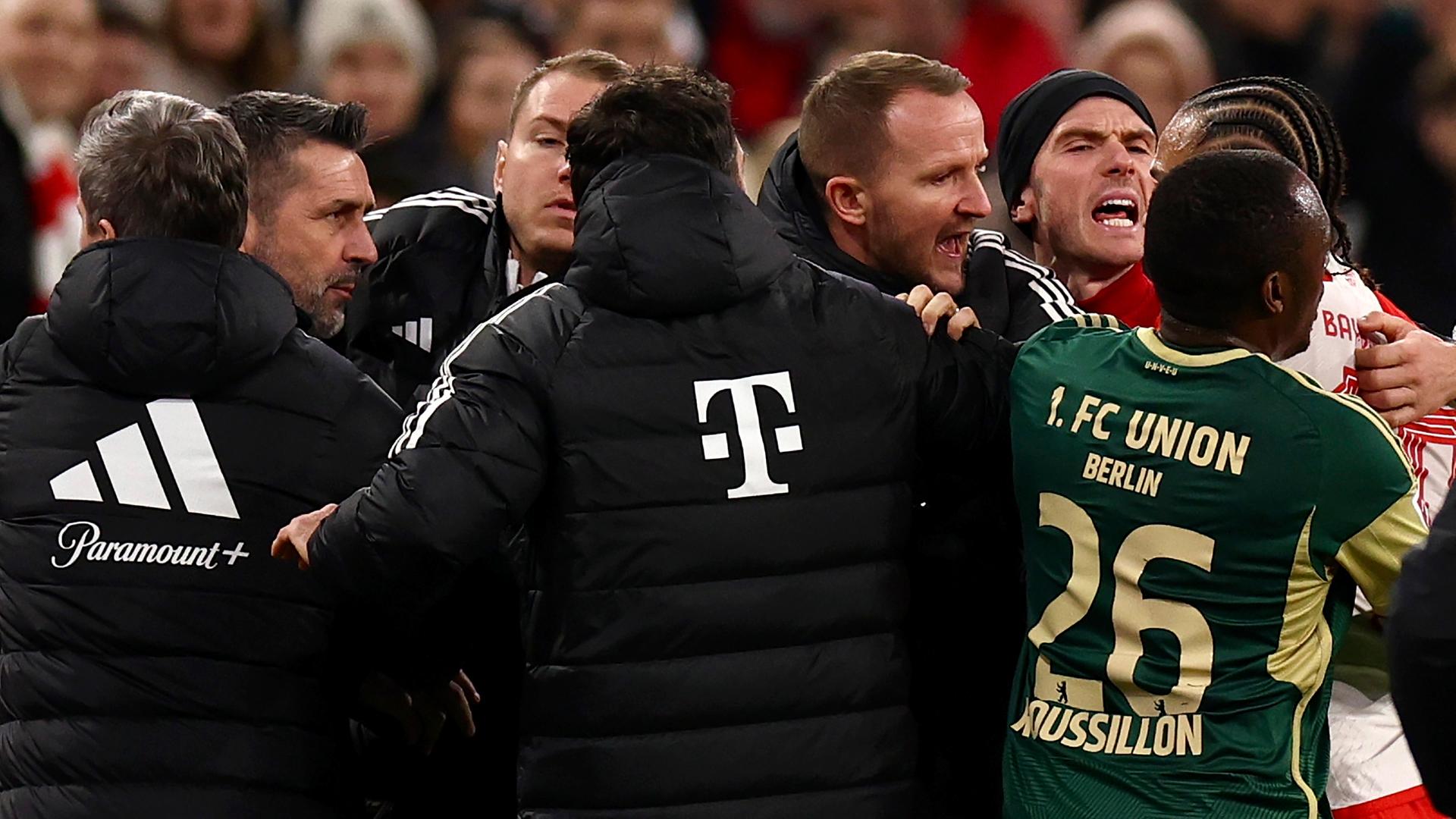 Bayern München - Union Berlin am 24. Januar 2024: Union-Coach Nenad Bjelica geht auf Leroy Sane los.