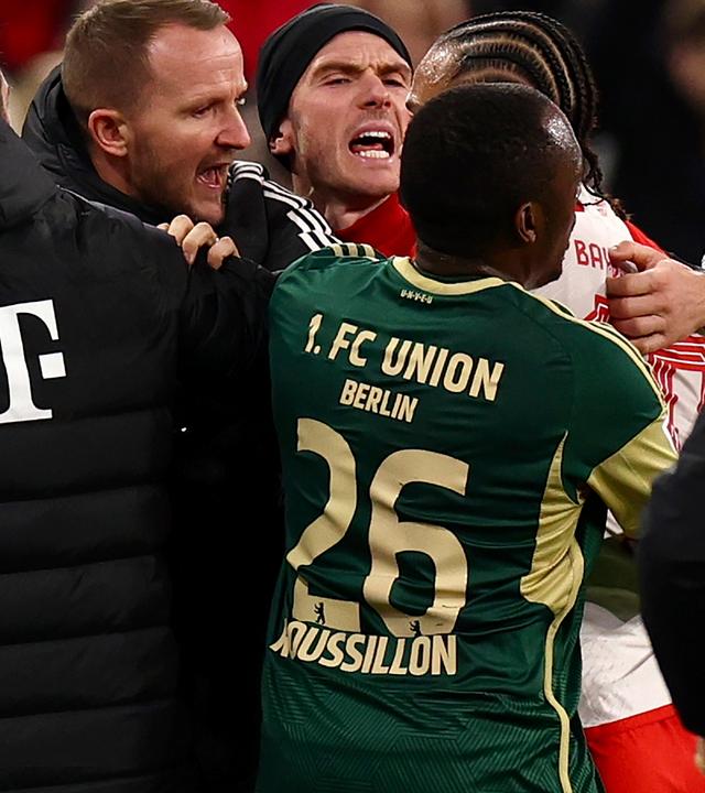 Bayern München - Union Berlin am 24. Januar 2024: Union-Coach Nenad Bjelica geht auf Leroy Sane los.