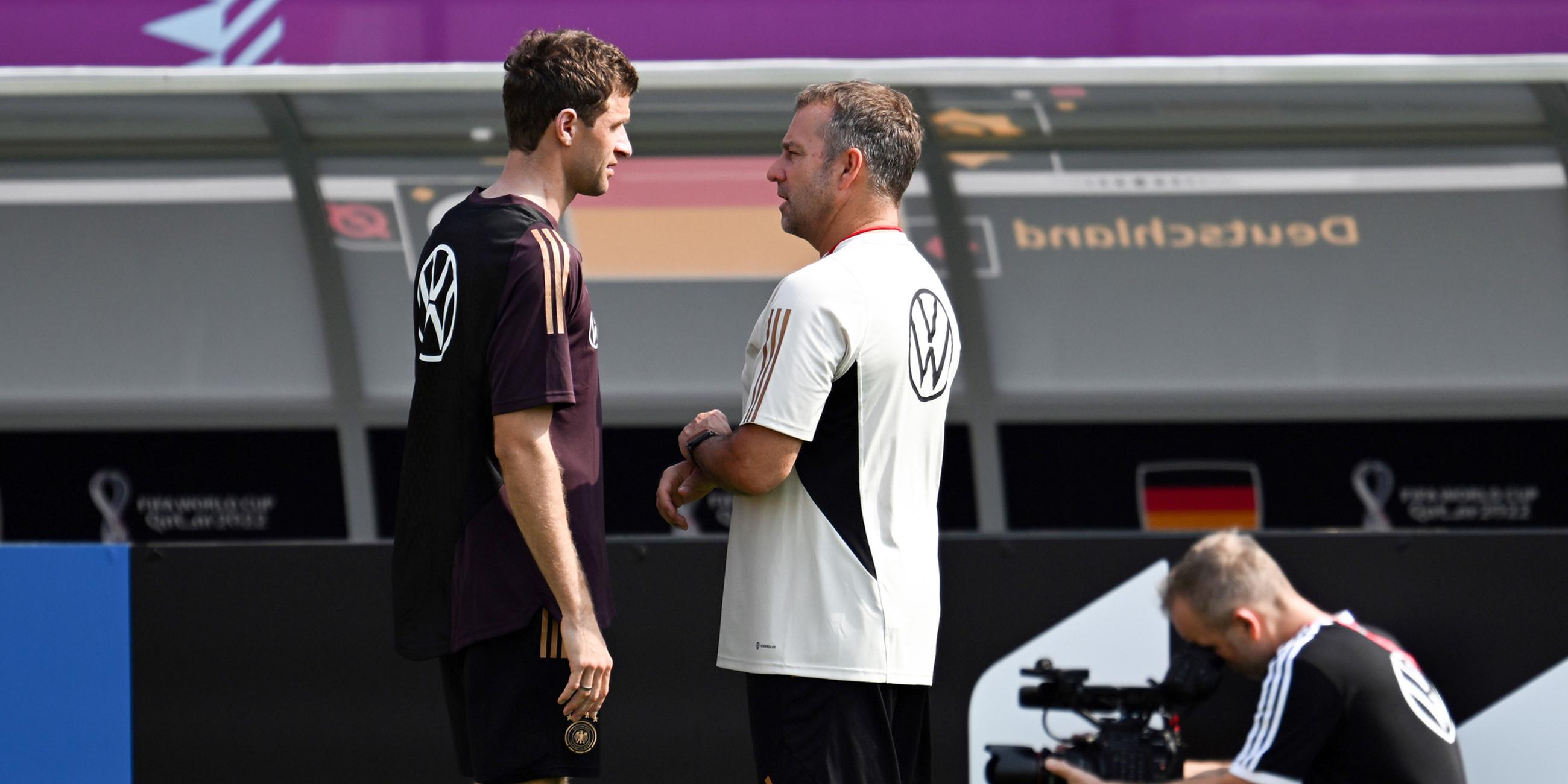Vorbereitung auf die WM in Katar, Nationalmannschaft Deutschland, Training im Al-Shamal Stadion, Deutschlands Bundestrainer Hansi Flick (r) spricht mit Thomas Müller.
