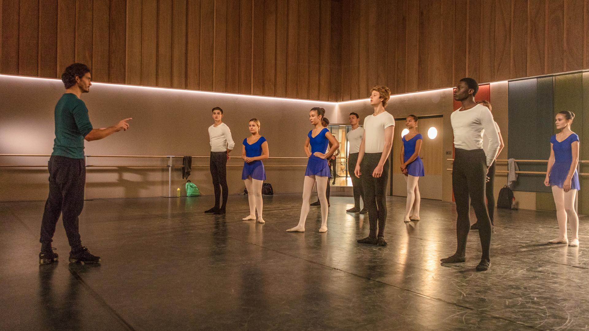Ballettlehrer Armando Castillo ist genauso angespannt wie seine Ballettklasse. Das entscheidende Vortanzen steht demnächst bevor.
