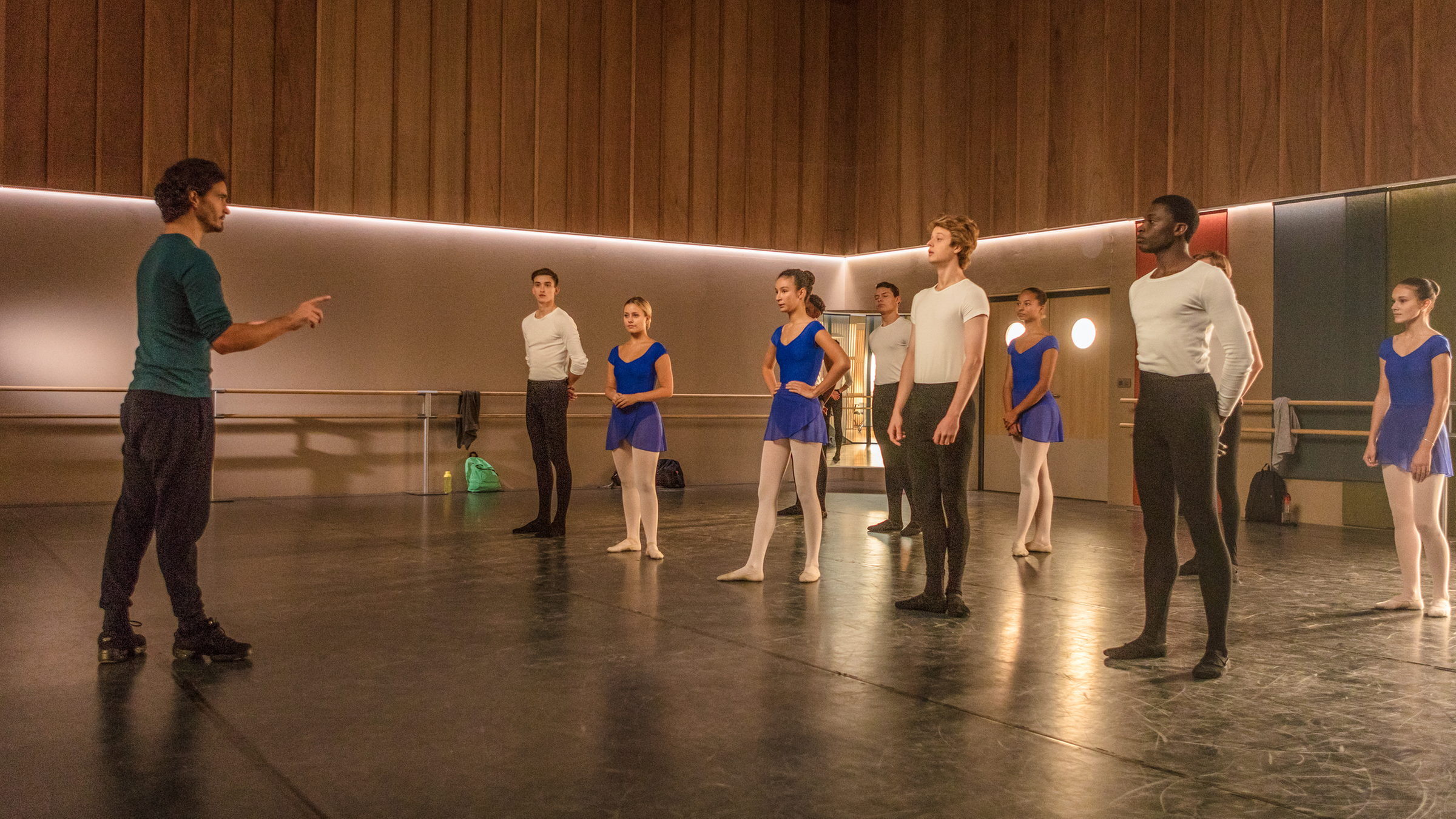 Ballettlehrer Armando Castillo (links) ist genauso angespannt wie seine Ballettklasse. Das entscheidende Vortanzen steht demnächst bevor.