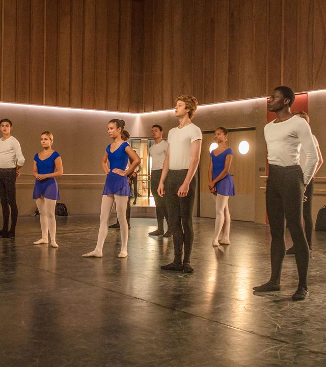 Ballettlehrer Armando Castillo ist genauso angespannt wie seine Ballettklasse. Das entscheidende Vortanzen steht demnächst bevor.