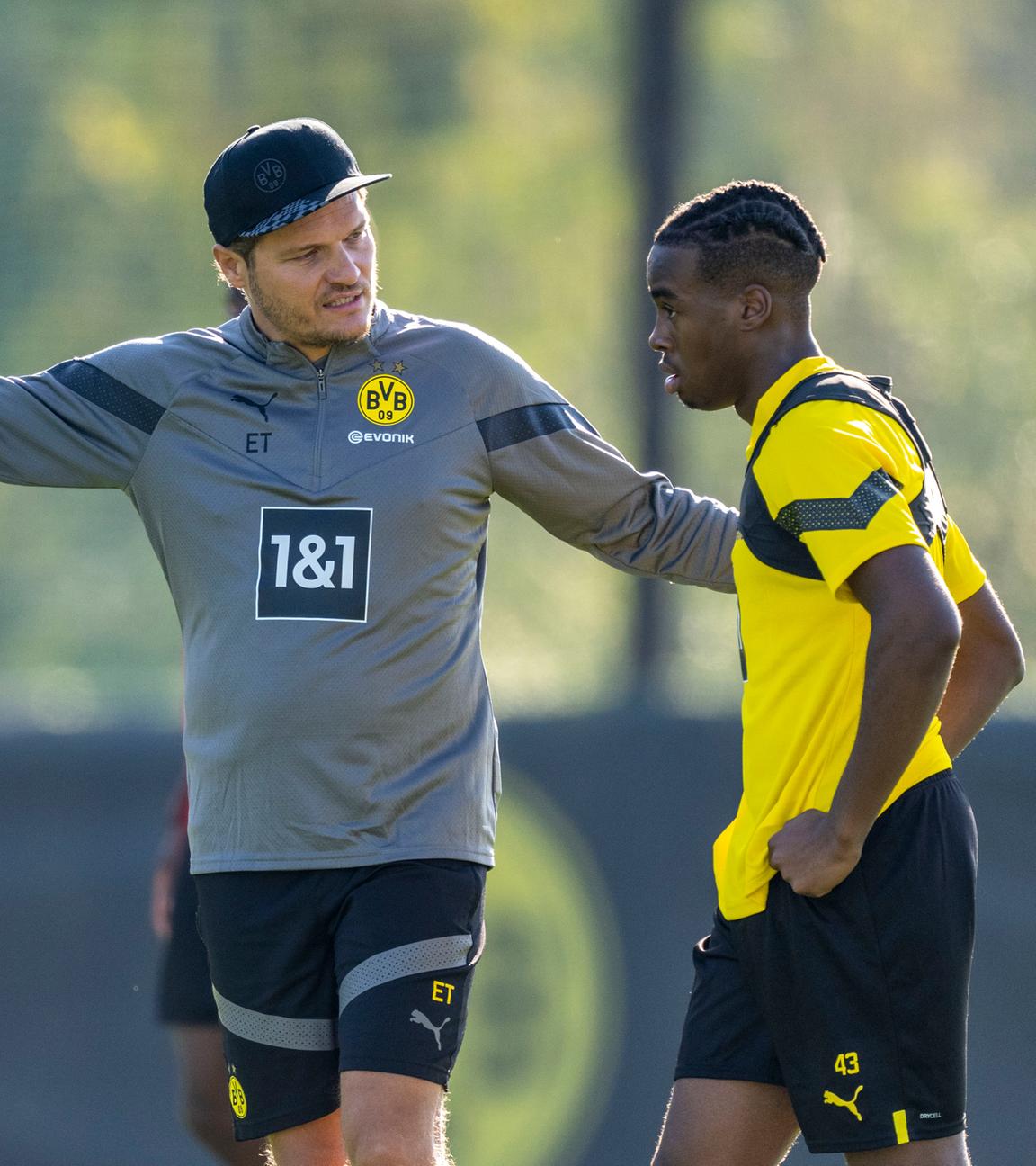 Dortmunds Trainer Edin Terzic (l) gibt Jamie Bynoe-Gittens Anweisungen