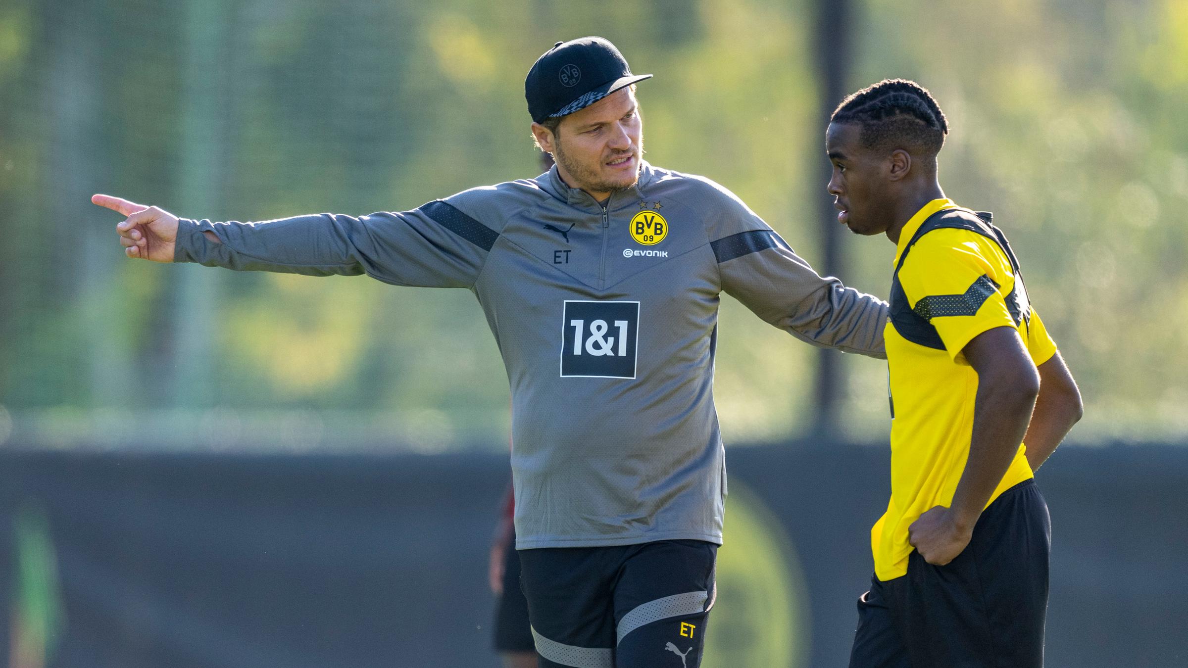 Dortmunds Trainer Edin Terzic (l) gibt Jamie Bynoe-Gittens Anweisungen