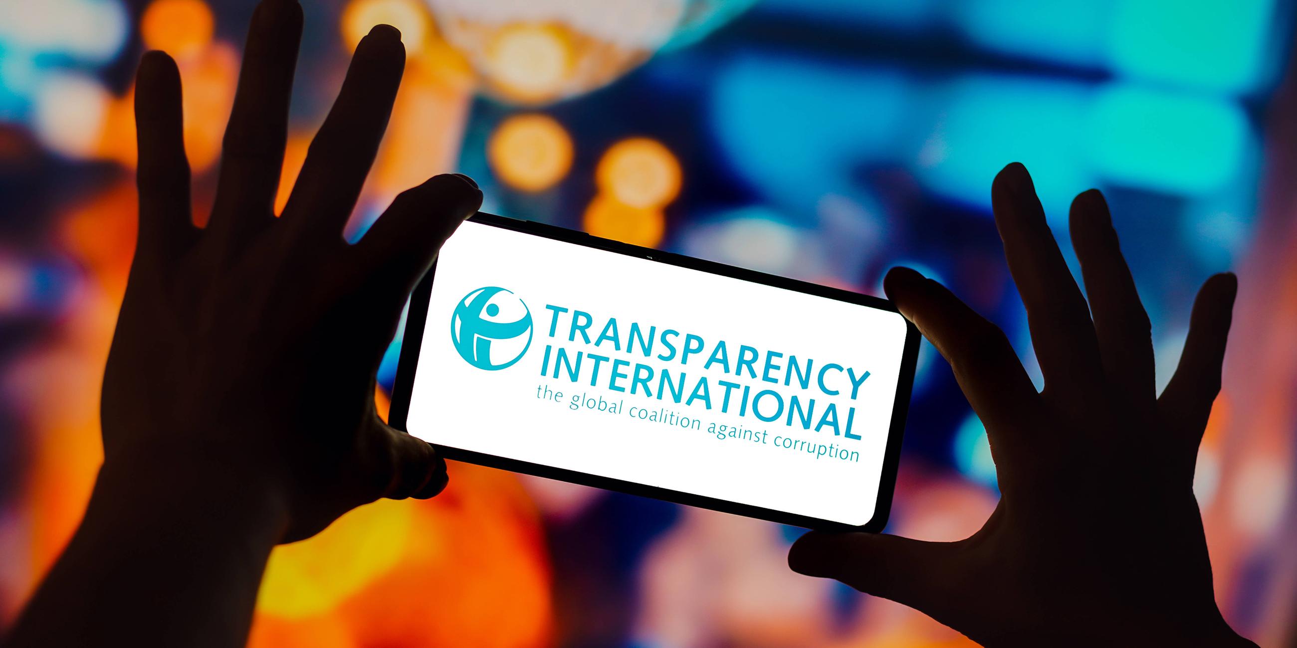 Das Logo von Transparency International auf einem Smartphone-Bildschirm