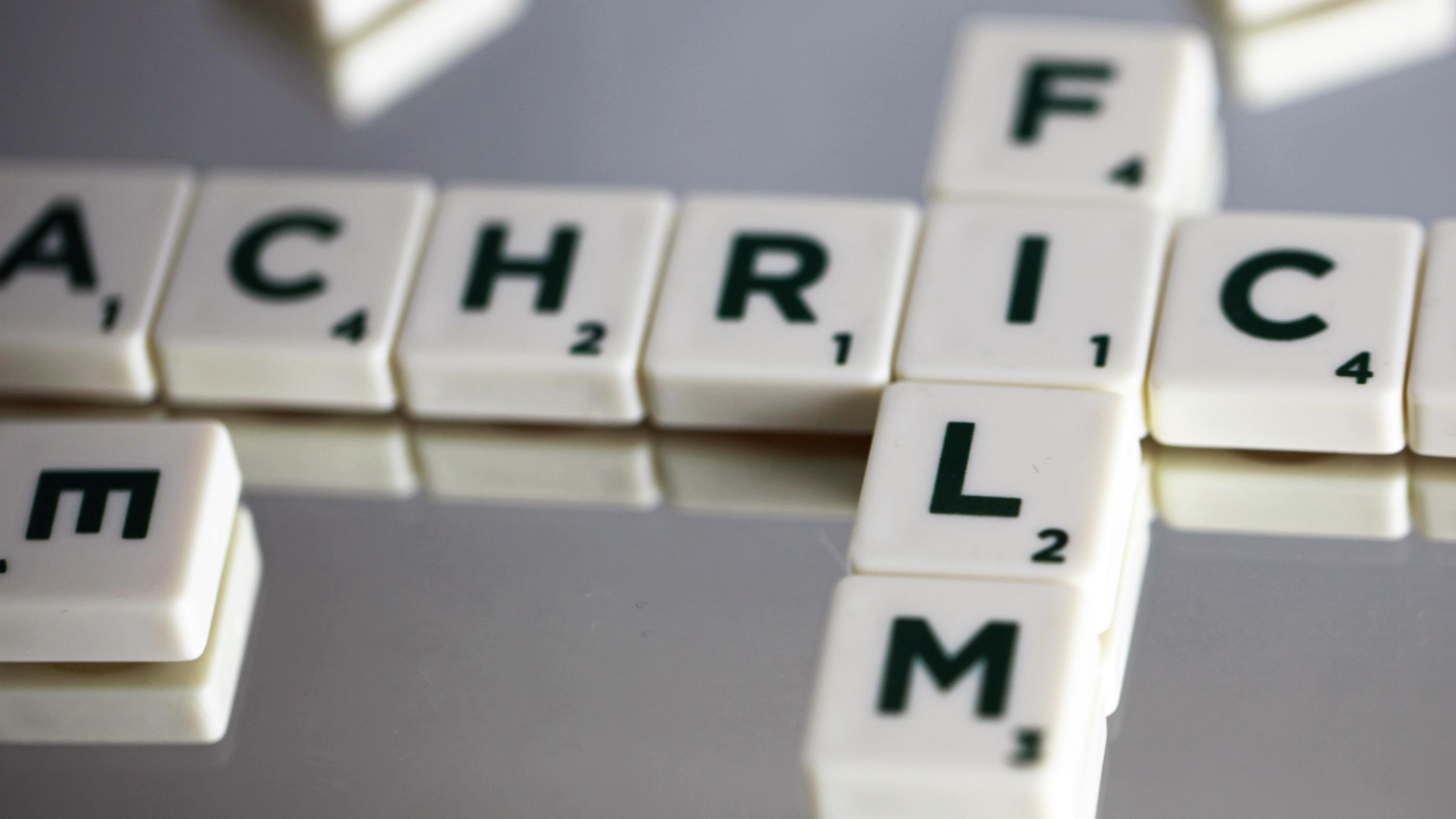 Nahaufnahme Scrabble-Steine bilden das Wort "Film"
