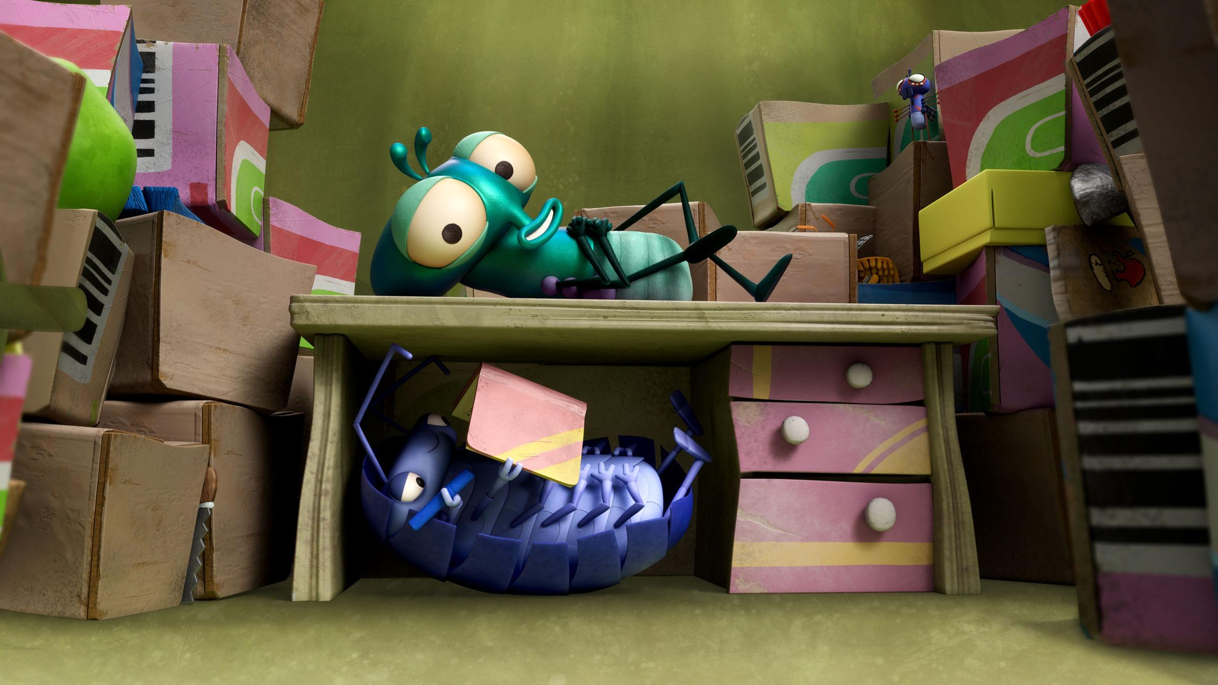 In einer grünen Traube liegt Abakus unter dem Schreibtisch, während Floyd oben auf der Platte liegt. Abakus schreibt mit einem Stift in ein Buch und Floyd schaut mit großen Augen in seine Richtung. Um sie herum stehen jede Menge Umzugskartons.