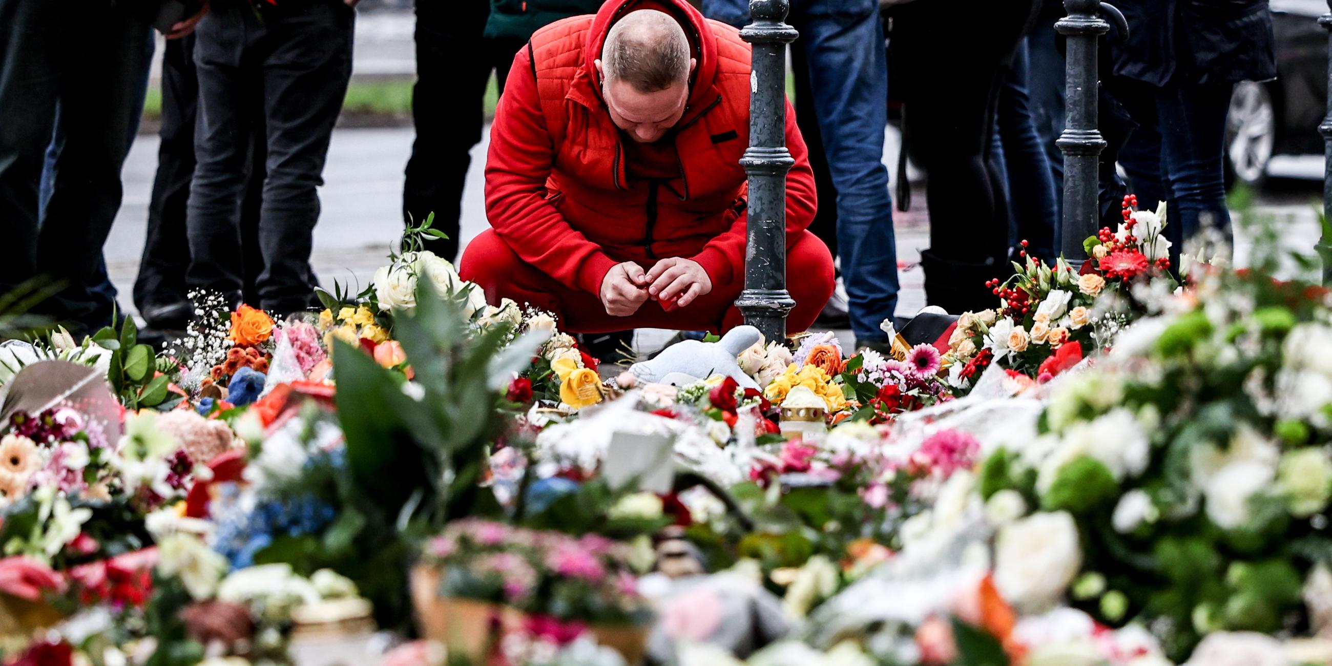 Trauernde vor Blumen nach dem Anschlag in Magdeburg
