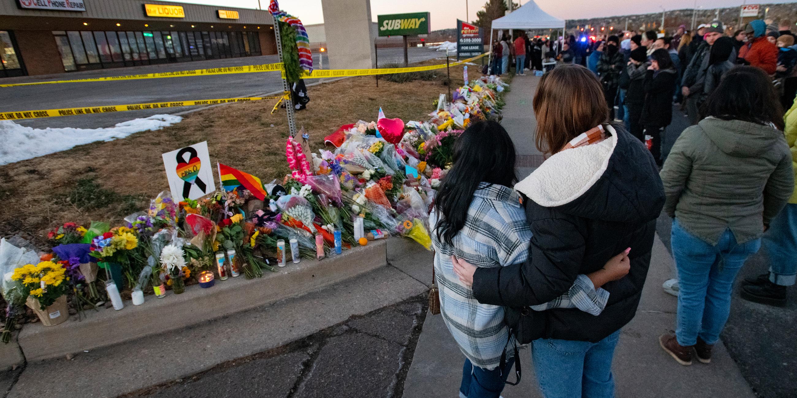 Menschen gedenken der Opfer nach den tödlichen Schüssen im Nachtclub Club Q in der US-Stadt Colorado Springs