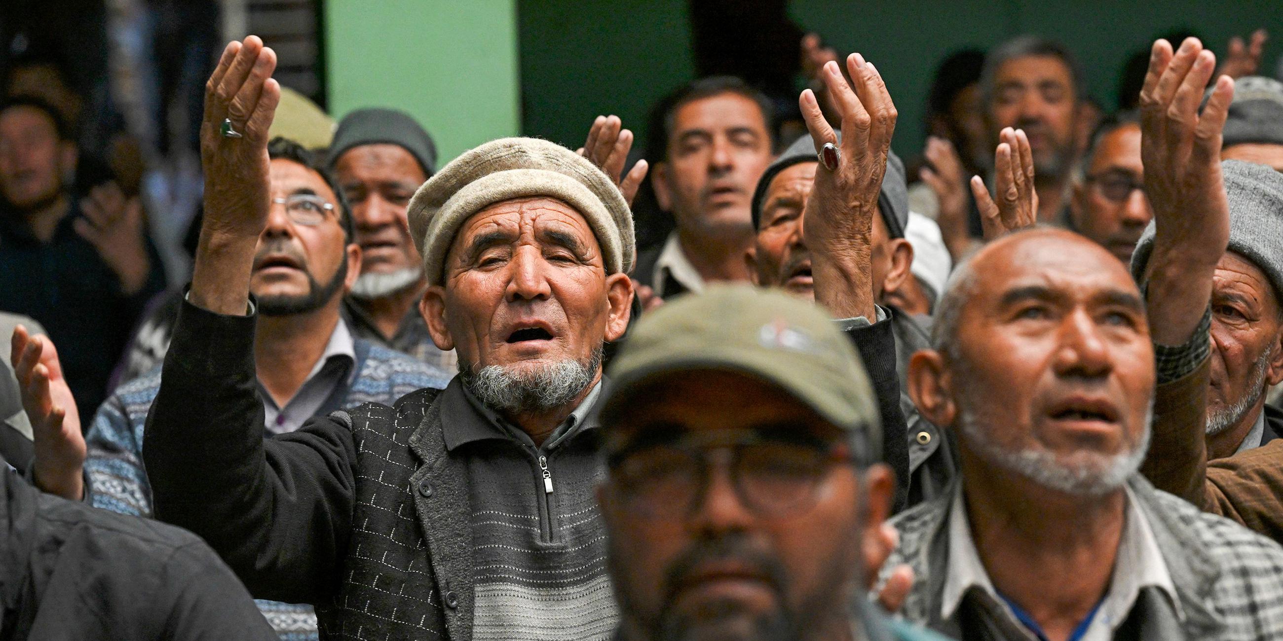 Schiitische Muslime betrauern den Tod des iranischen Präsidenten Ebrahim Raisi in der Imambara in Karg