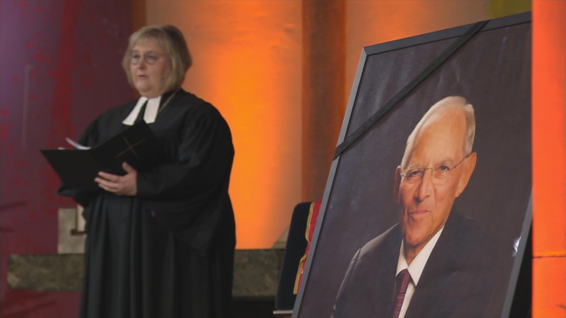 Auf dem Bild sieht man ein Foto von Schäuble.