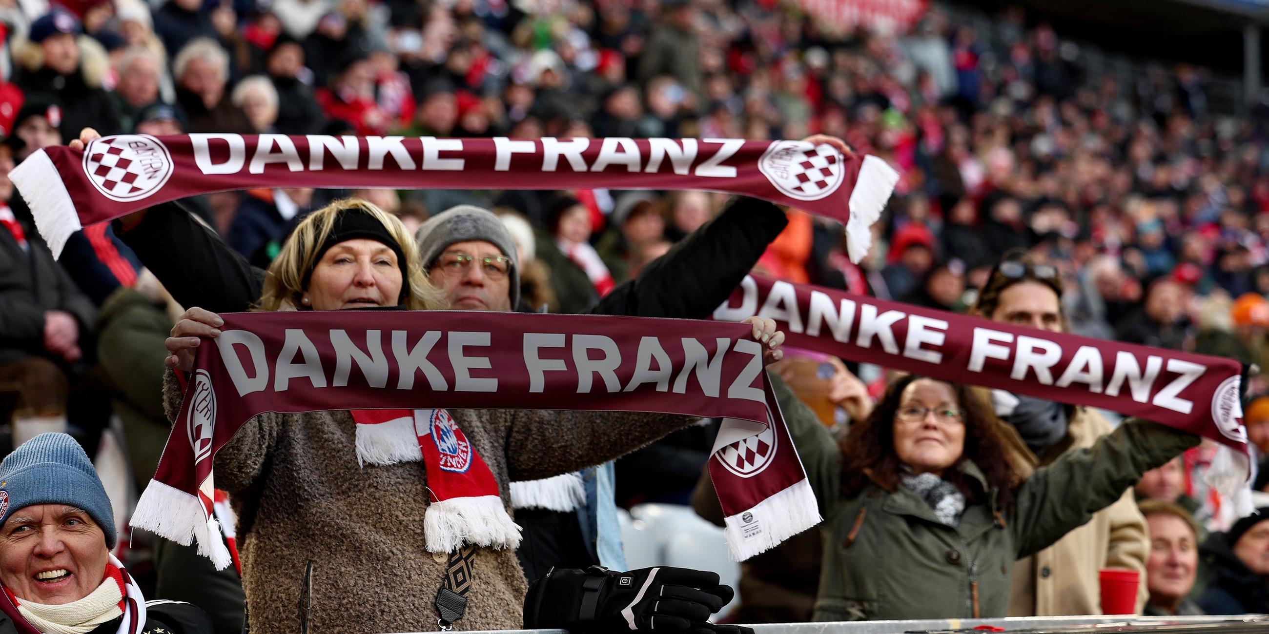 Fans halten Schals mit der Aufschrift "Danke Franz" in die Höhe