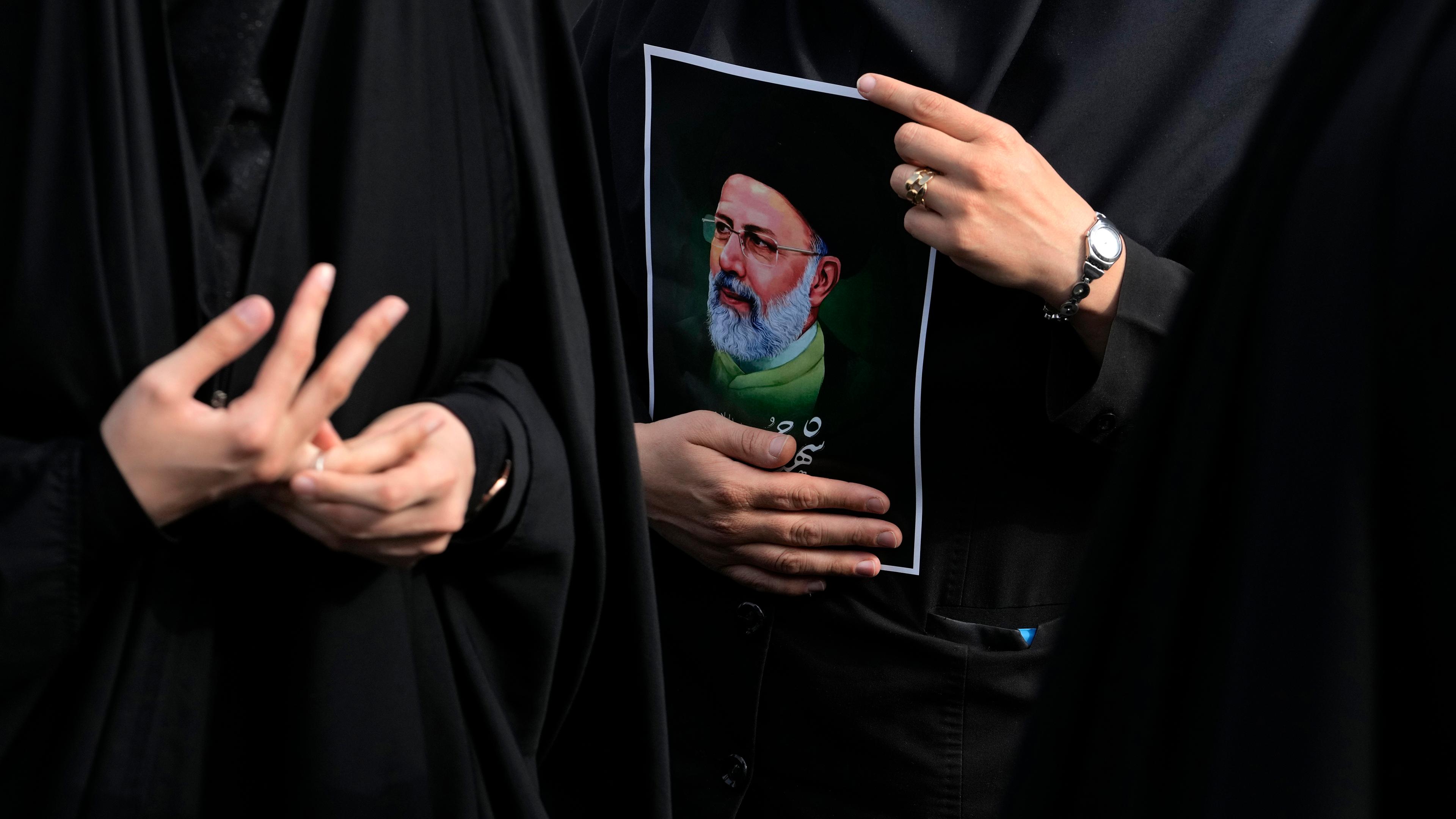 Eine iranische Frau hält ein Bild von Präsident Ebrahim Raisi während einer Trauerfeier für ihn auf dem Vali-e-Asr-Platz im Zentrum von Teheran.