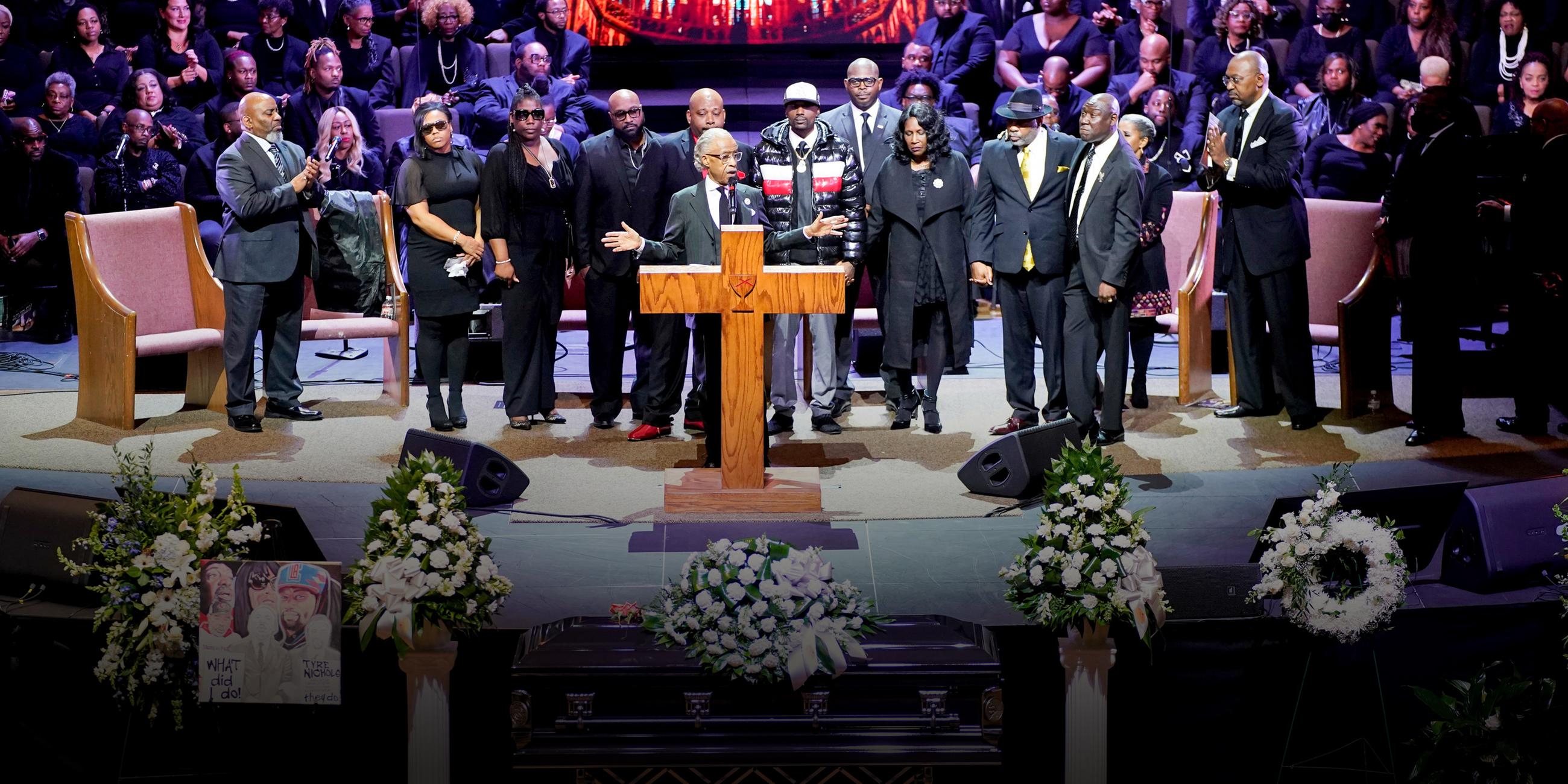 Bürgerrechtler Al Sharpton stellt die Familie von Tyre Nichols während der Trauerfeier für Nichols in der Mississippi Boulevard Christian Church vor. 