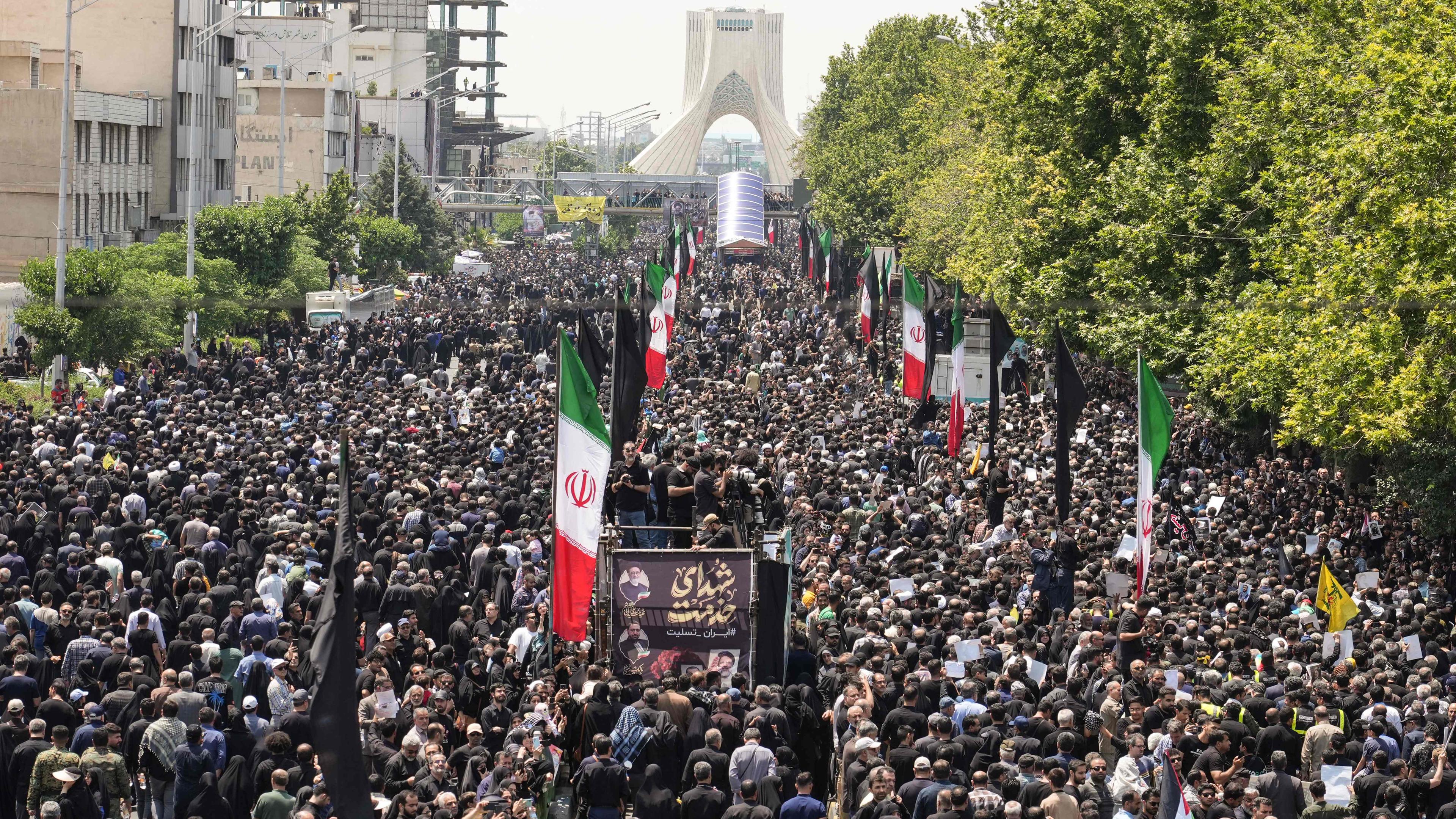 trauerzug des iranischen Präsidenten