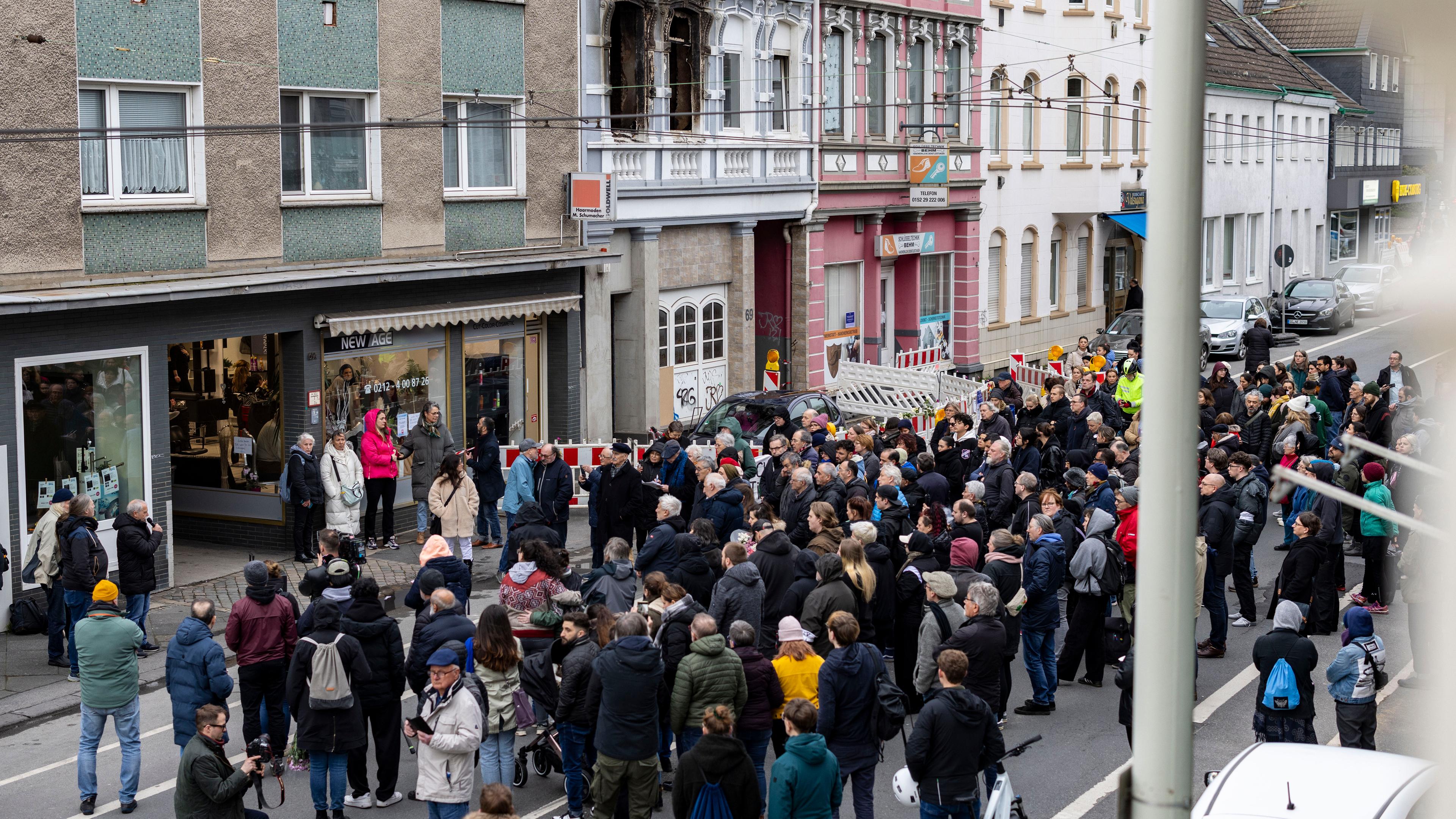 Trauerkundgebung für die Opfer des tödlichen Brandes und deren Angehörige am 28.03.2024 in Solingen.