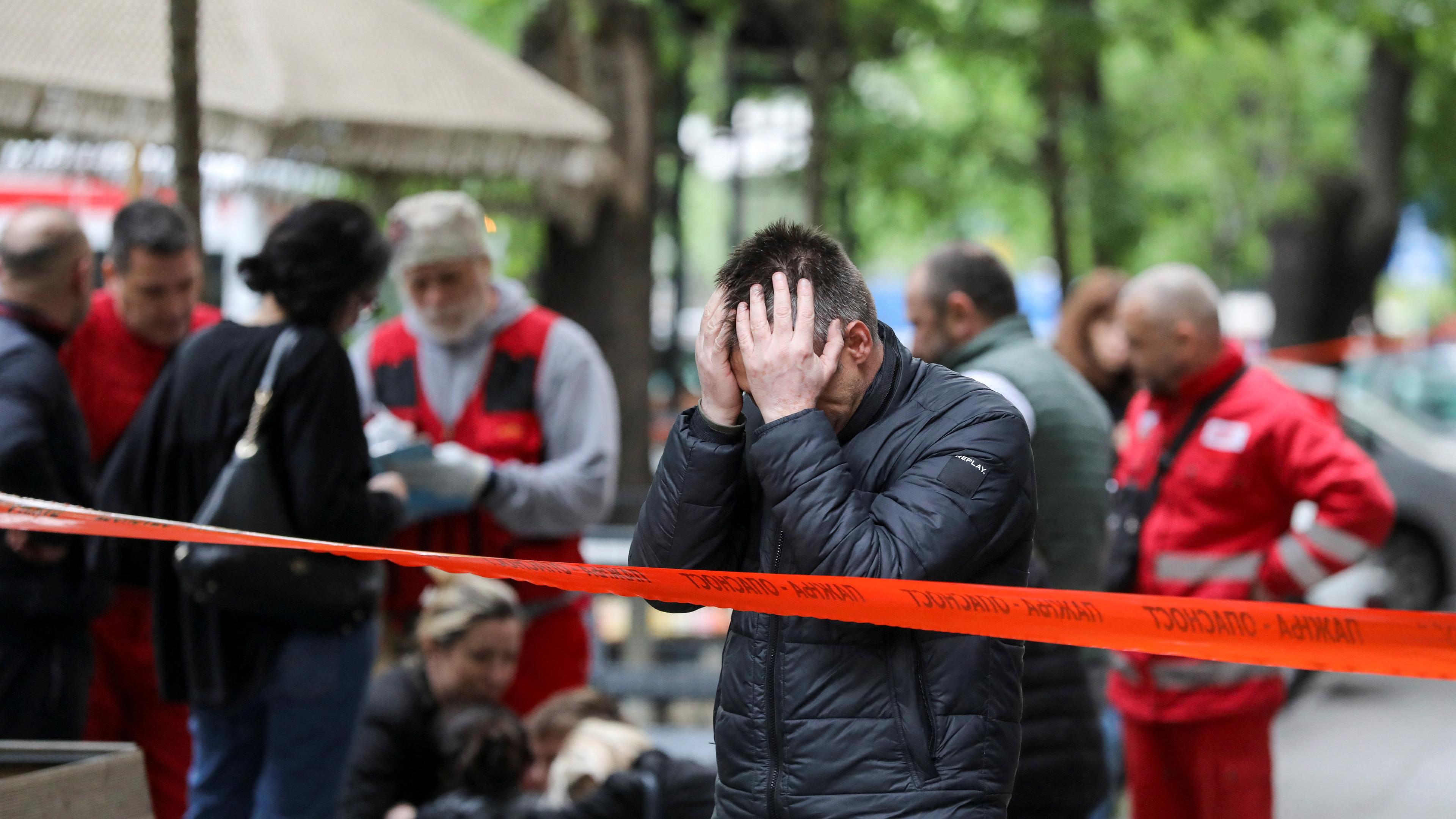 Trauernde nach einer Schießerei an einer Belgrader Schule
