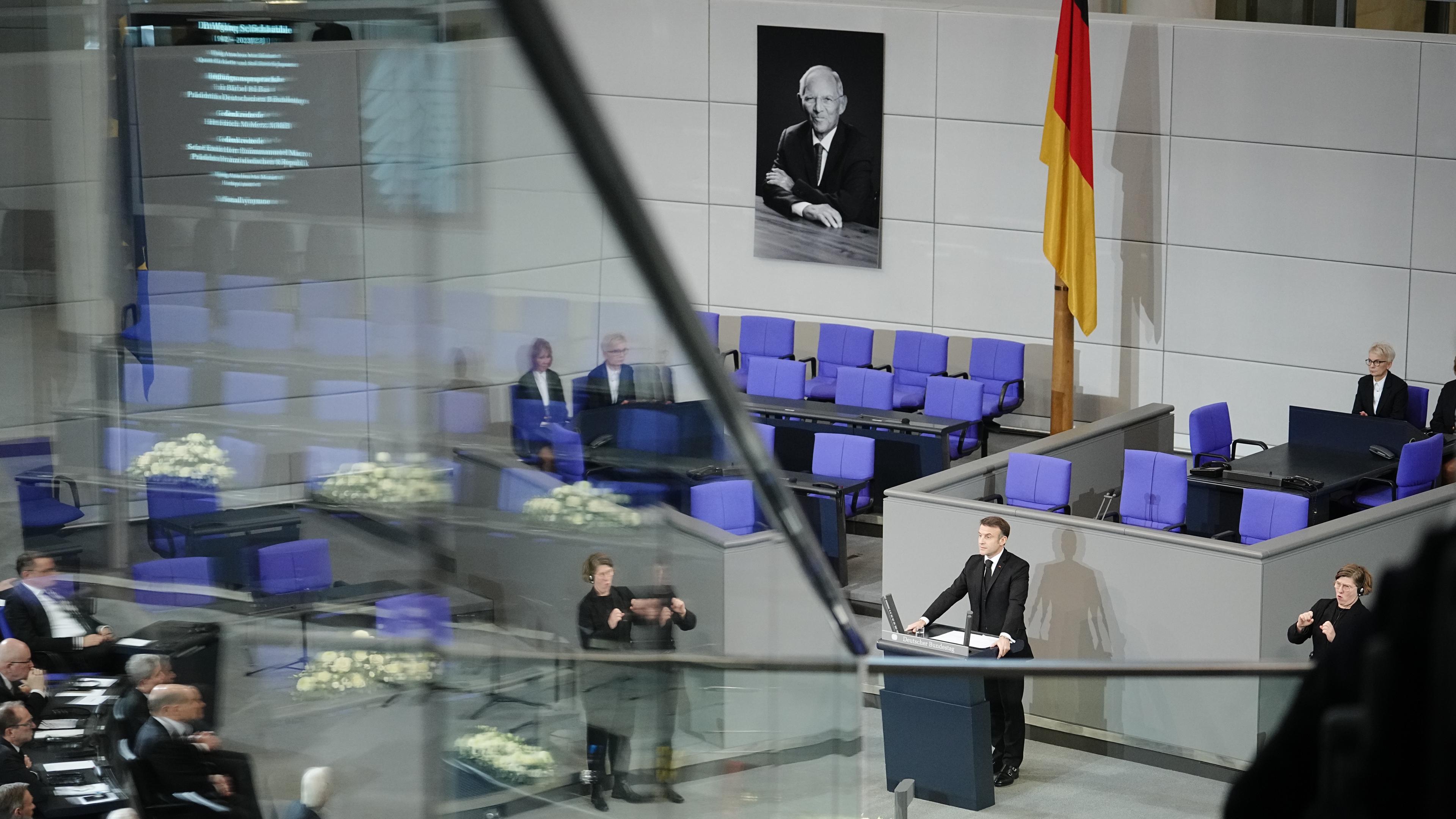  Emmanuel Macron, Präsident von Frankreich, spricht beim Trauerstaatsakt für den gestorbenen früheren Bundestagspräsidenten Wolfgang Schäuble im Plenarsaal im Deutschen Bundestag