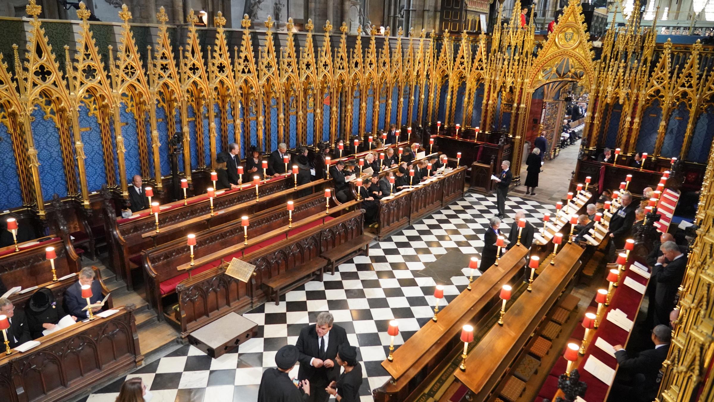 Gäste und Beamte nehmen vor der Trauerfeier für Queen Elizabeth II. in der Westminster Abbey ihre Plätze ein