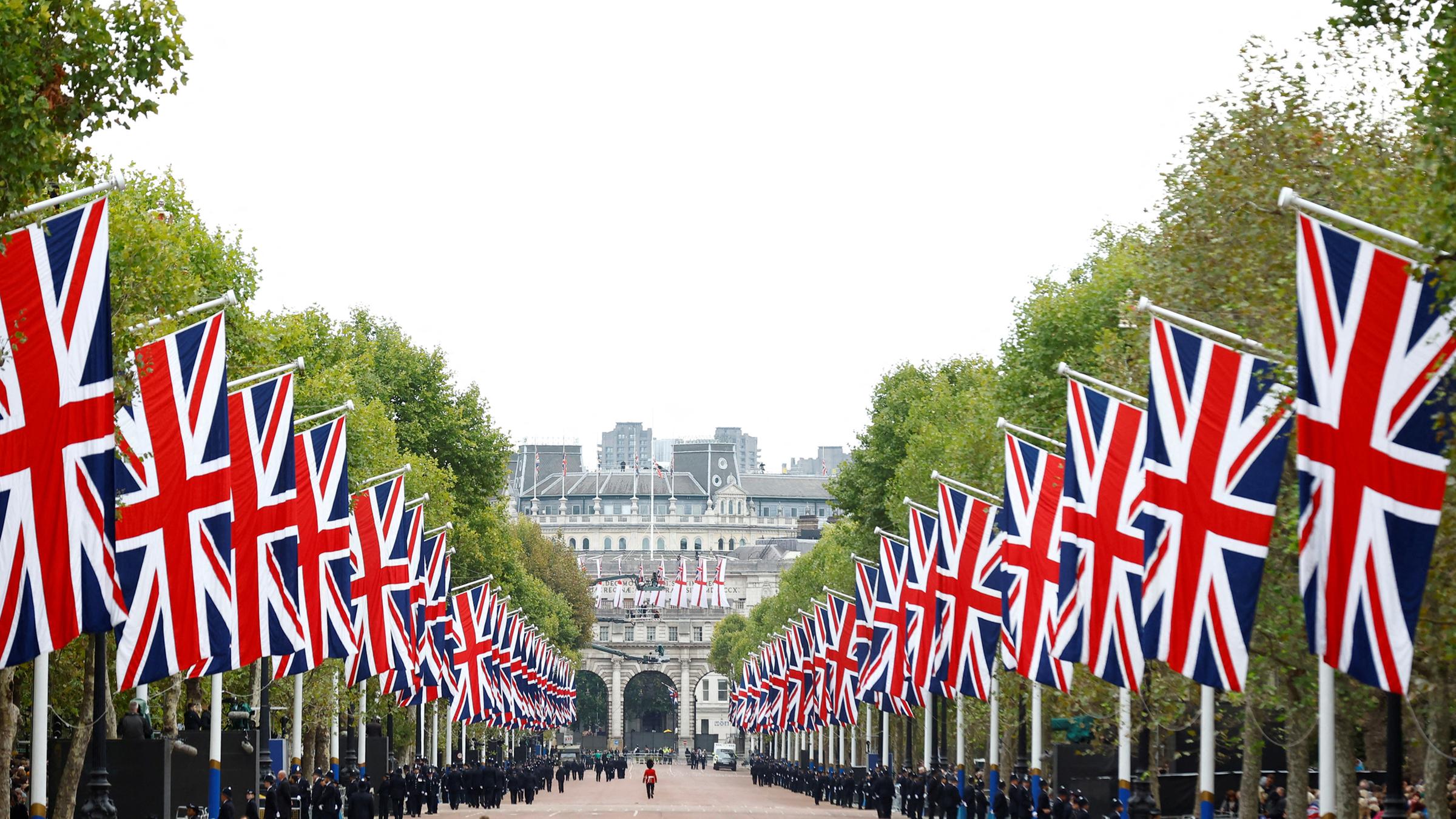 Union Jack-Flaggen sind auf The Mall am Tag der Staatsbeerdigung con Queen Elizabeth II. zu sehen