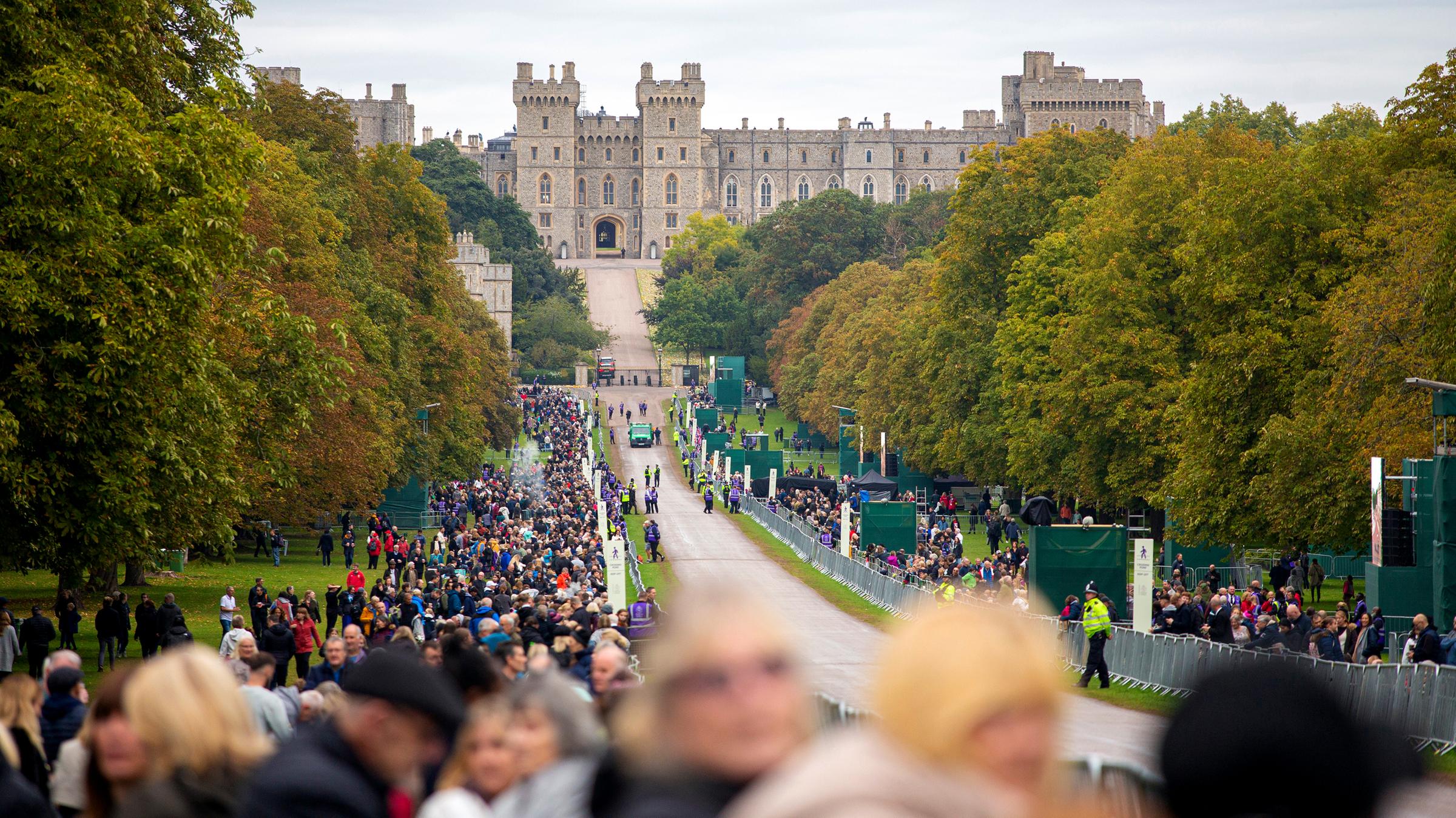 Trauernde kommen in Windsor an, um den Trauerzug von Queen Elizabeth II. auf dem Long Walk in Windsor zu beobachten