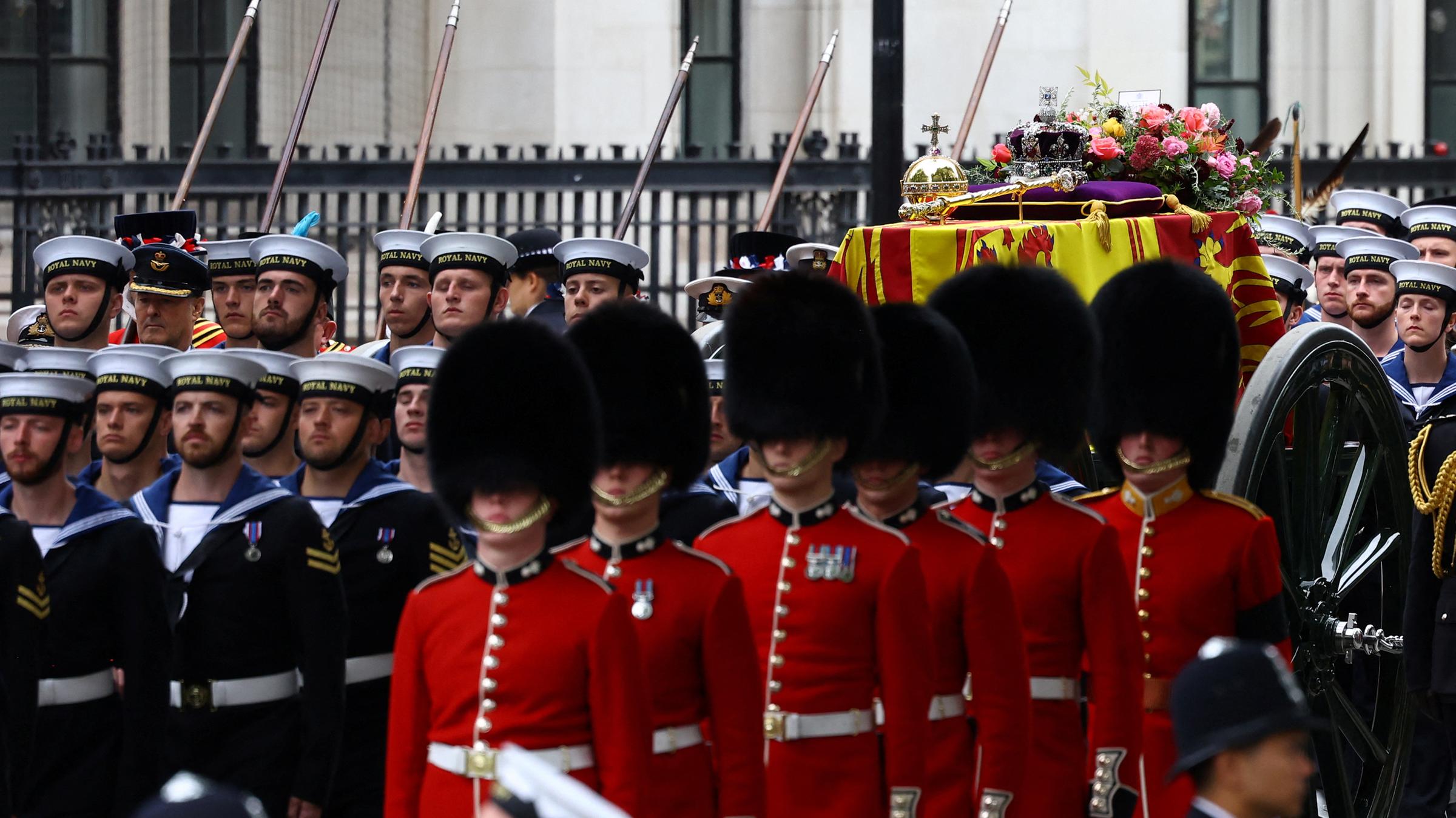 Der Sarg der britischen Königin Elizabeth II. wird am Tag ihrer staatlichen Beerdigung während eines Trauerzuges getragen