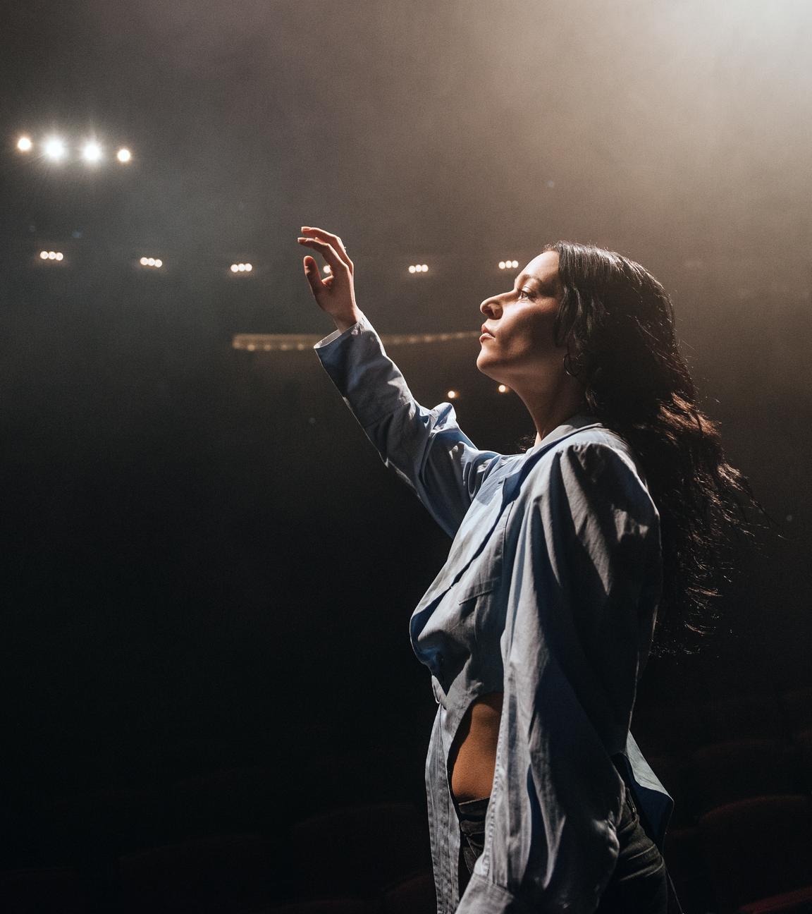 Schauspielerin Zarah Kofler auf der Bühne.
