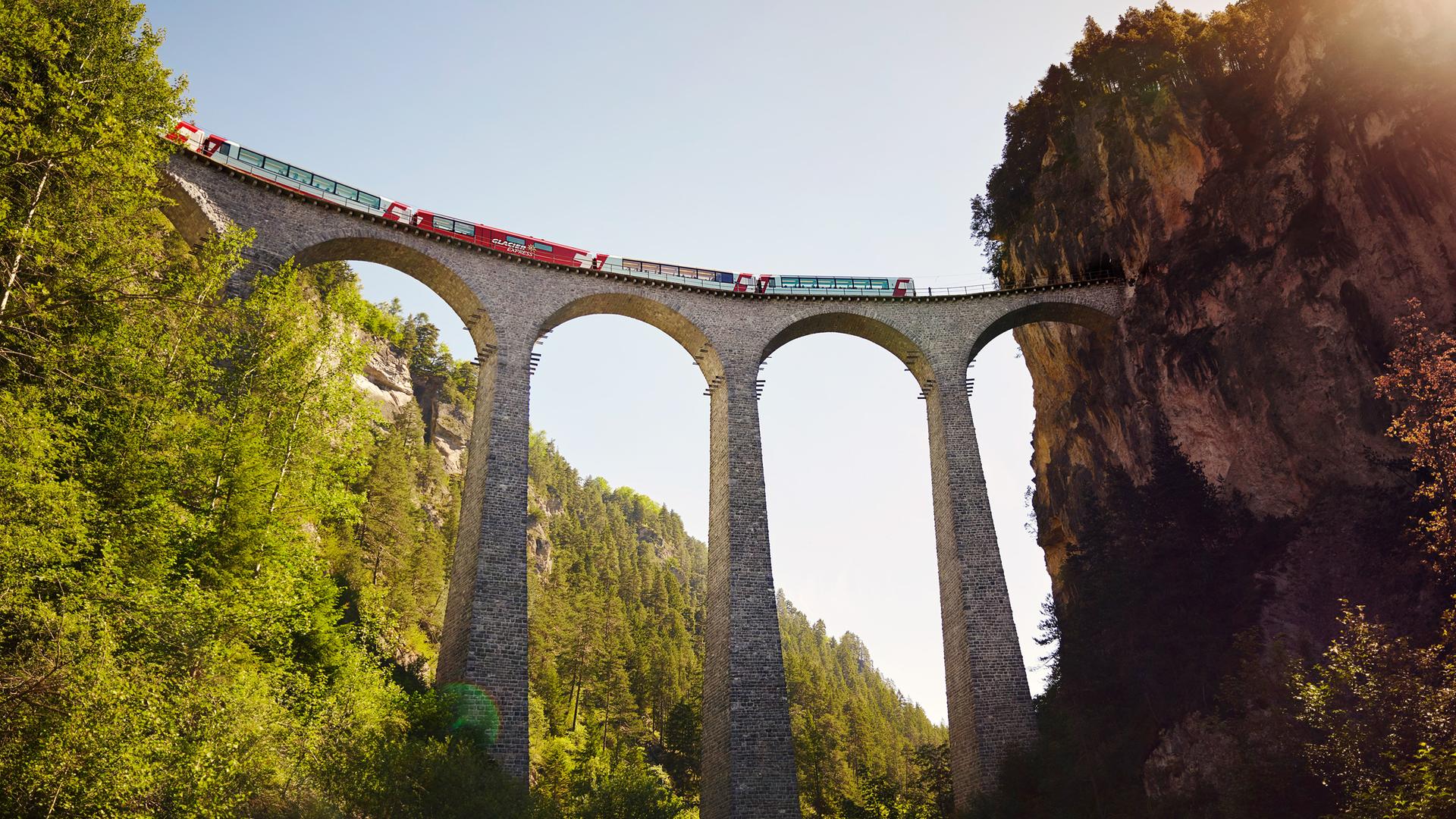 Mit dem Glacierexpress durch spektakuläre Landschaften, vorbei an Menschen und ihren Geschichten.